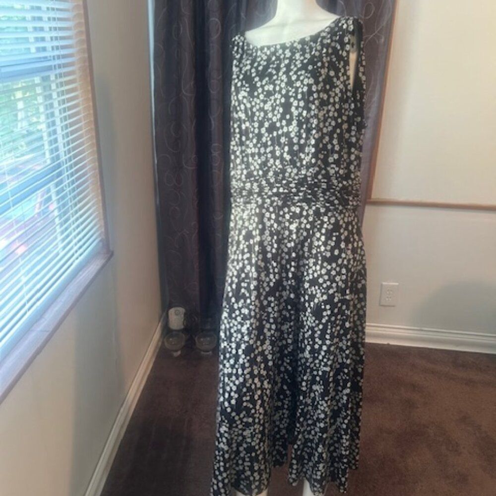 Jessica Howard Black/White Floral elastic waist sleeveless dress, size 20W
